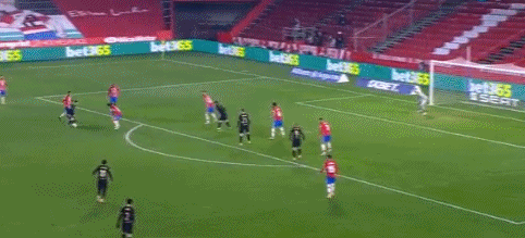 痛！女裁判扔球给希罗，不小心砸到了希罗的关键部位